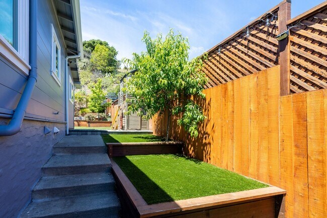 Building Photo - Beautiful Duplex In Highly Desirable San Rafael!