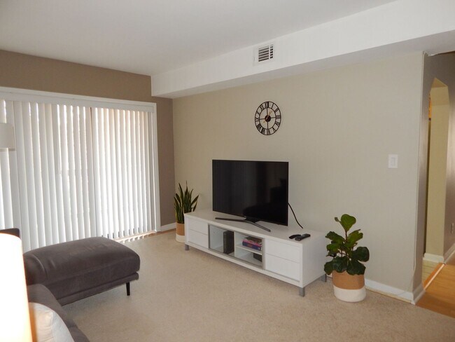 Building Photo - Great Location 1.5 miles from King St Metro