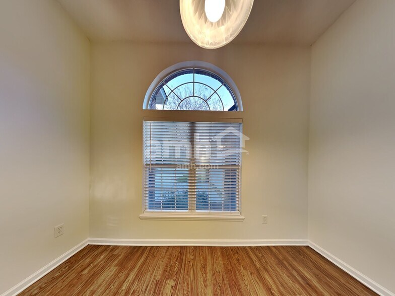 Building Photo - 125 Whisper Ridge Dr