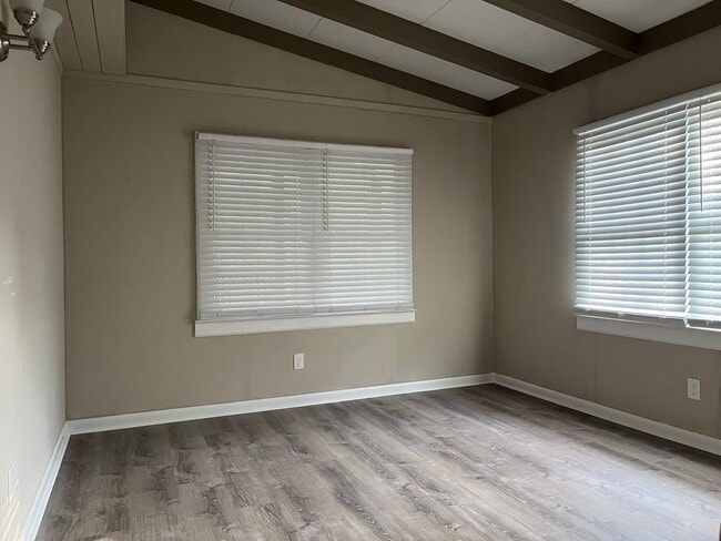 Building Photo - Spacious 4 Bedroom 2 bath home in Pawley's...