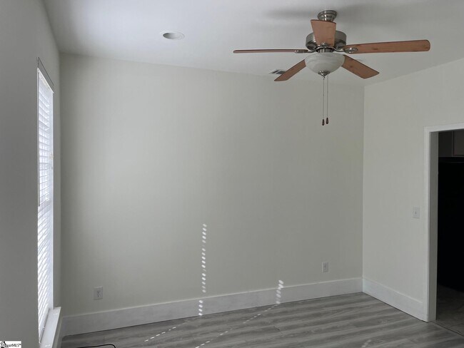 Building Photo - 154 S Lake Emory Dr