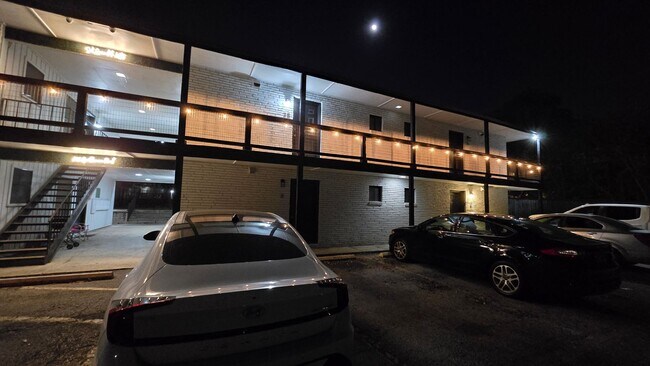 Building Photo - MOVE IN SPECIAL $500 OFF THE FIRST MONTH RENT-Spacious 1 Bedroom Apartment in Balcones Heights