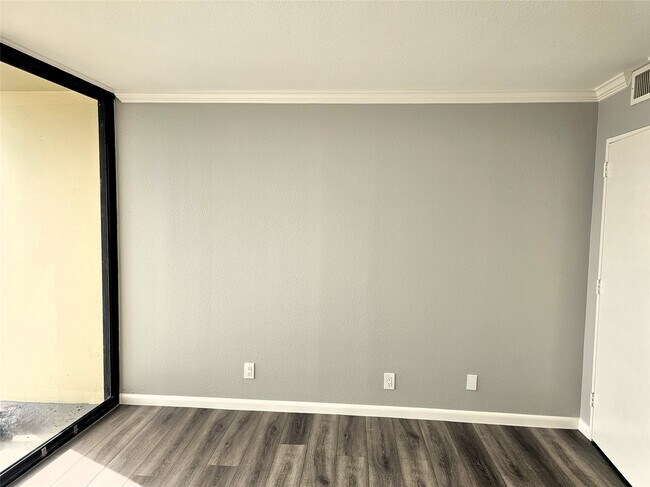 Building Photo - 5220 Seawall Blvd