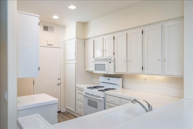 Building Photo - SHARP! 2 Master Suites Townhome in the hea...