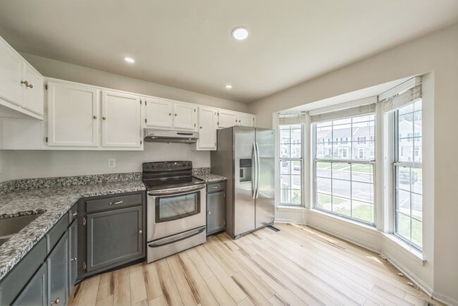 Building Photo - End Unit 3-Level Townhome in Millbrook Nei...