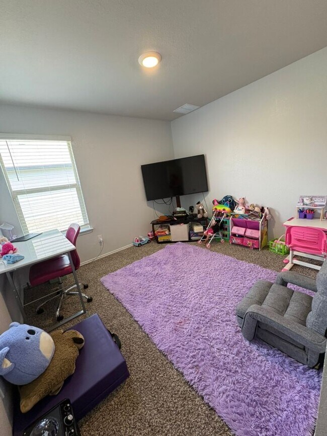 Building Photo - 4 Bedroom 2 Bath in Mesa Verde