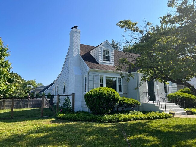 Building Photo - 3 Bedroom 2 Bath Fairfield House Near Southport