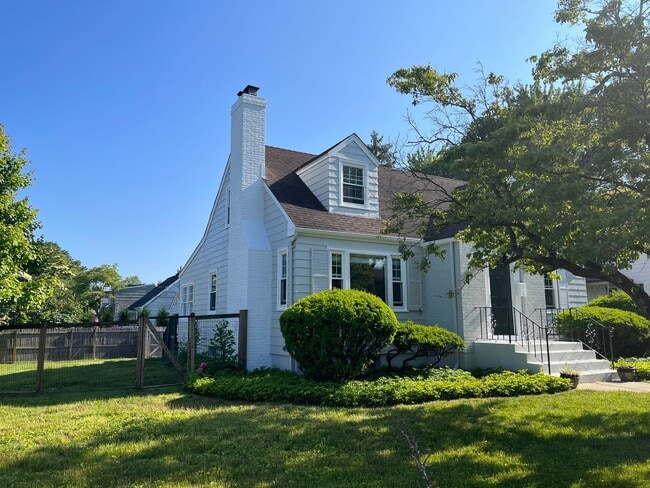 Building Photo - 3 Bedroom 2 Bath House Near Southport