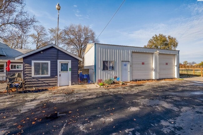 Building Photo - Large Shop w/Oversized Roll Up Doors and P...