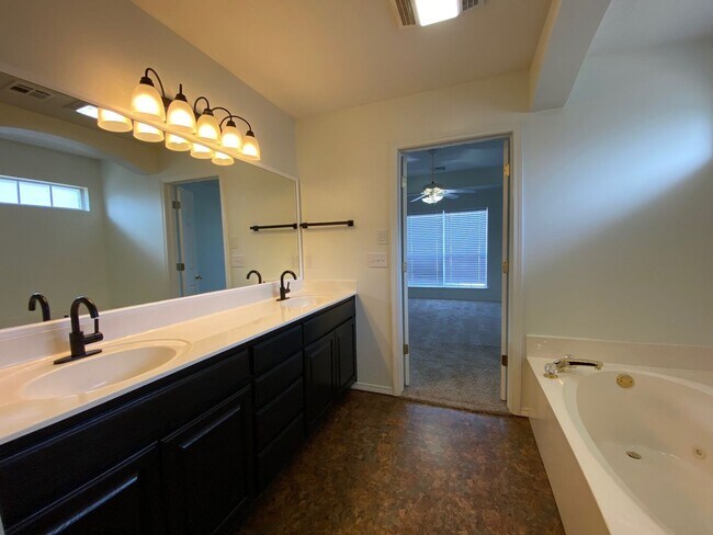 Building Photo - Great location with easy highway access.