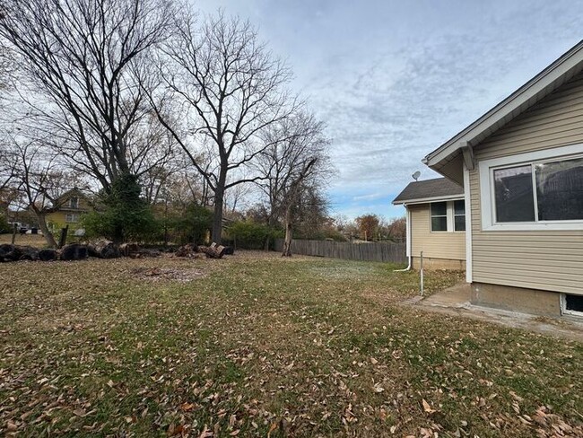 Building Photo - 2 Bedroom Must See!