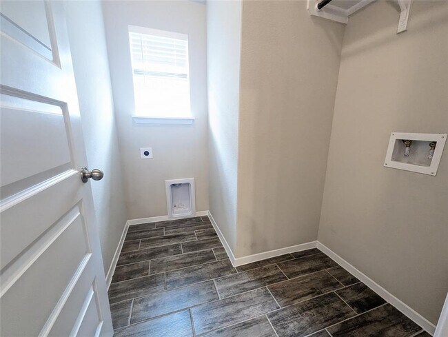 Building Photo - 212 Rollingwood Dr