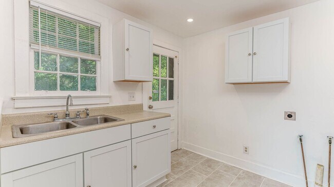 Building Photo - 2 Bedroom 1.5 Bath Townhouse in Wagener Te...