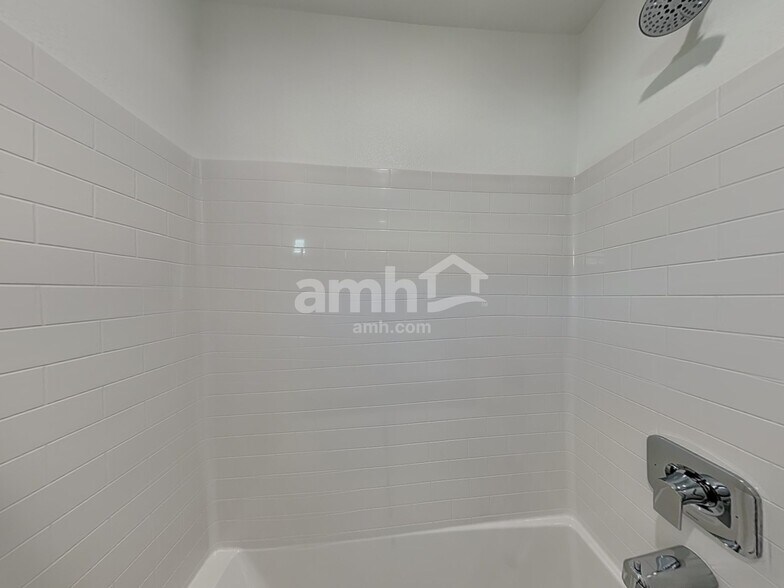 Building Photo - 836 Longwood Gdns St