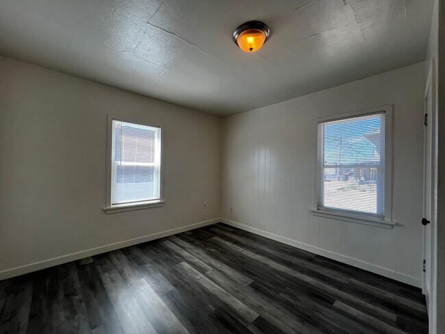 Building Photo - H102