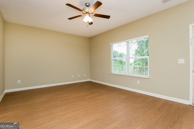 Building Photo - 526 Hill Crest Cir