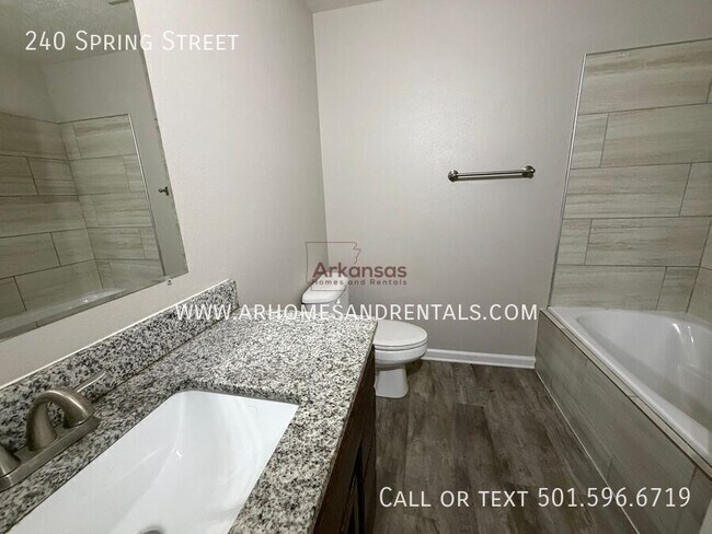 Building Photo - 240 Spring St