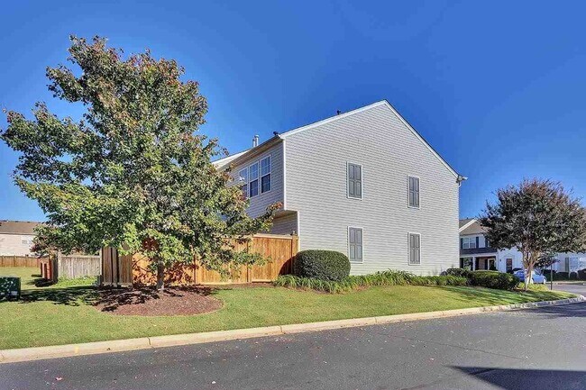 Building Photo - 3 Bedroom Townhome off Pelham Road