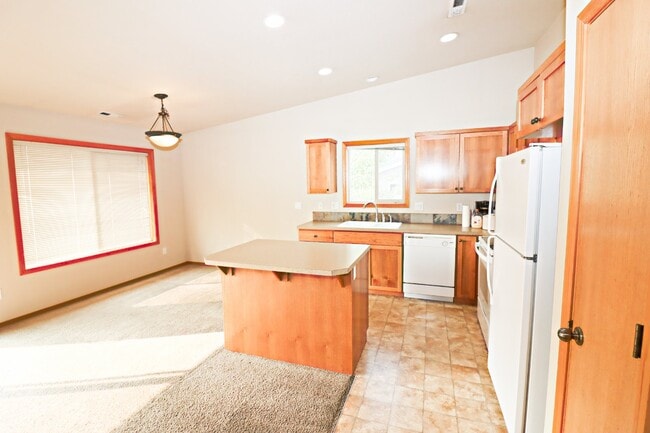 Building Photo - Townhome NE Bend