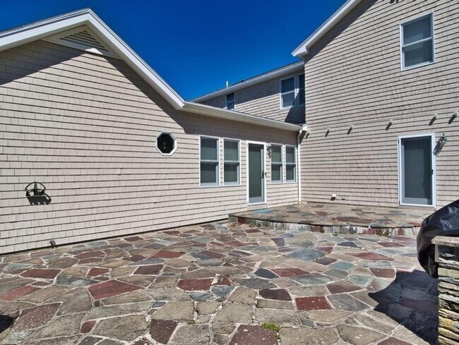 Building Photo - 149 Nanaquaket Rd