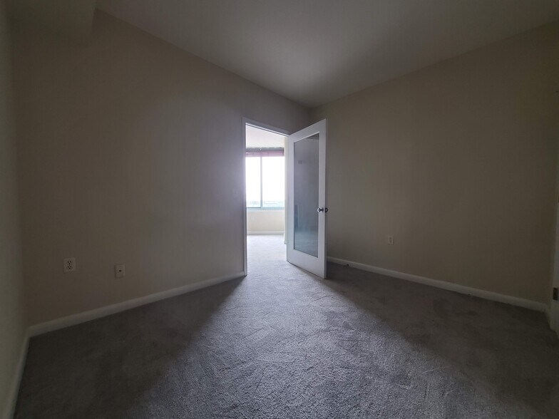 Den (2nd bedroom) - 851 N Glebe Rd