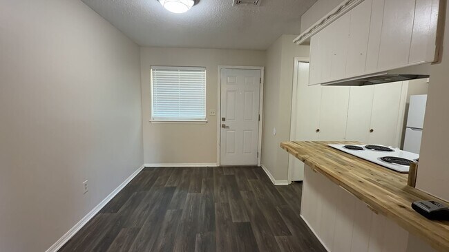 Building Photo - 2 bedroom 1.5 bath duplex - Edmond Schools- August Move In