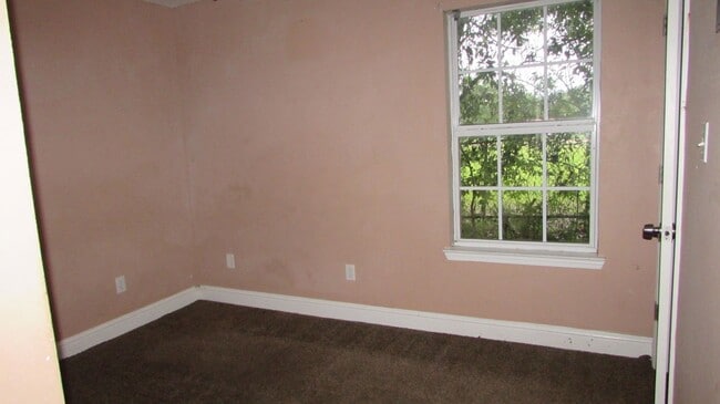Building Photo - 3 BEDROOM DUPLEX