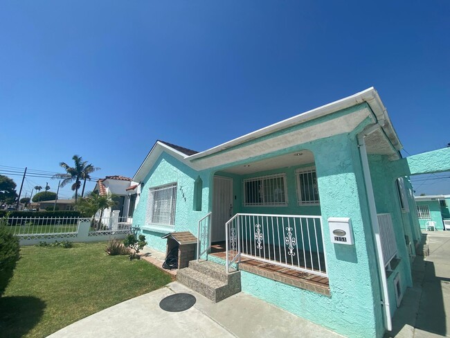 Building Photo - Spacious & Bright 3 bedroom/ 2 bathrooms f...