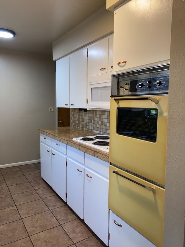 Building Photo - STUDENTS WELCOME! 5 Bed 2 Bath Ranch House w/ Basement