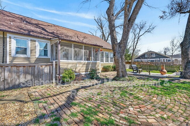 Building Photo - 212 N Grand Ave