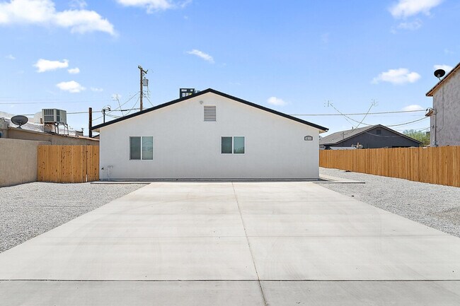 Building Photo - 1732 E Elwood St