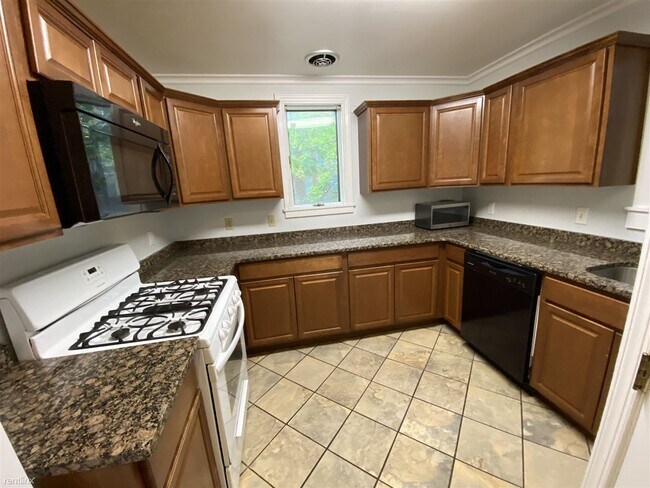 Building Photo - 6 br, 3 bath House - 1328 Forest Court