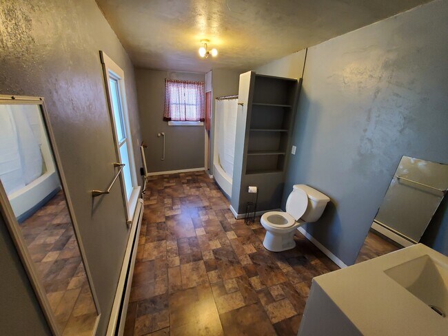 Building Photo - 584 Colbert Ave