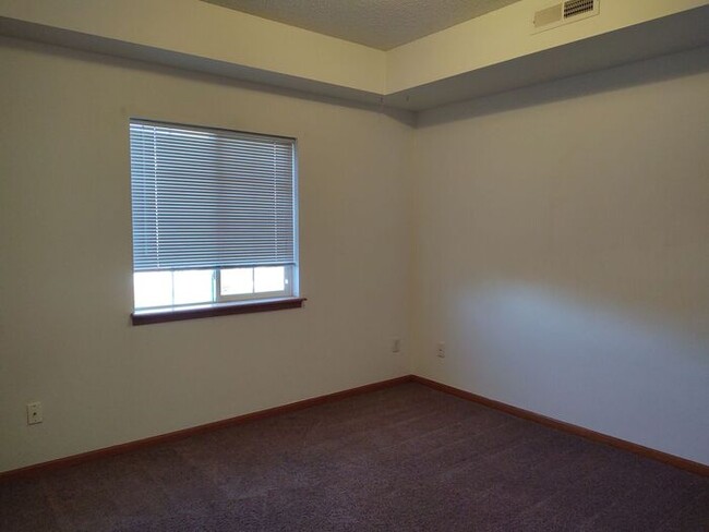 Building Photo - $1,195 | 2 Bedroom, 1 Bathroom Condo | No ...