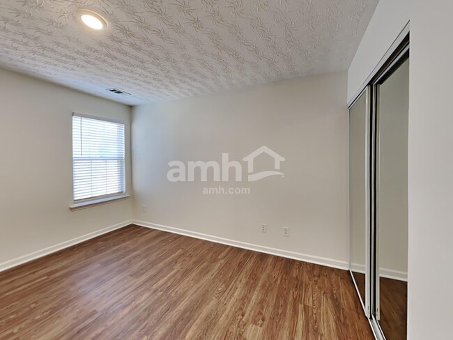 Building Photo - 328 Meadows Ln