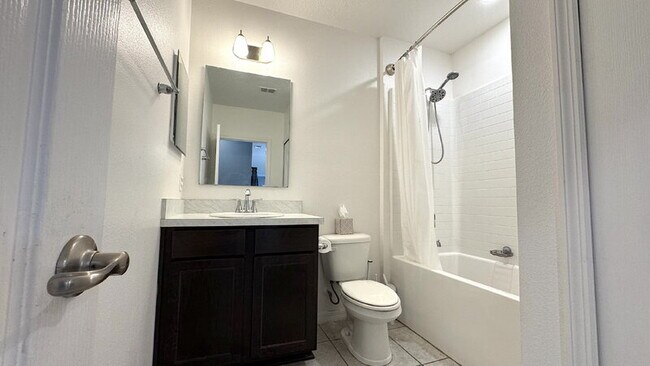 Building Photo - 2827 Westwood Ave