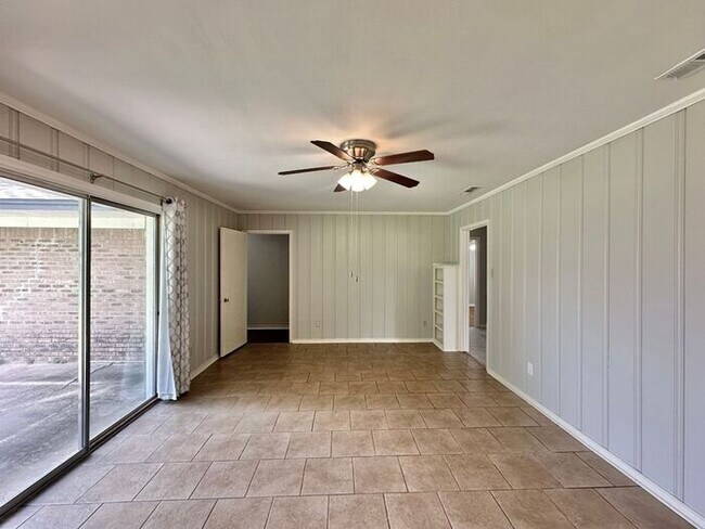 Building Photo - Spacious 3-Bed, 2-Bath Home with Large Sho...