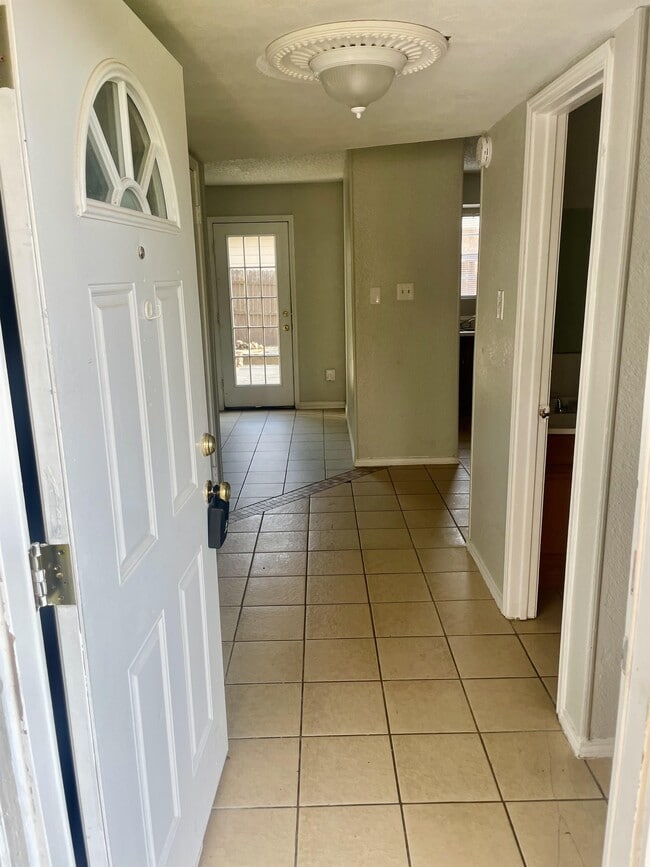 Building Photo - 909 NW Summercrest Blvd