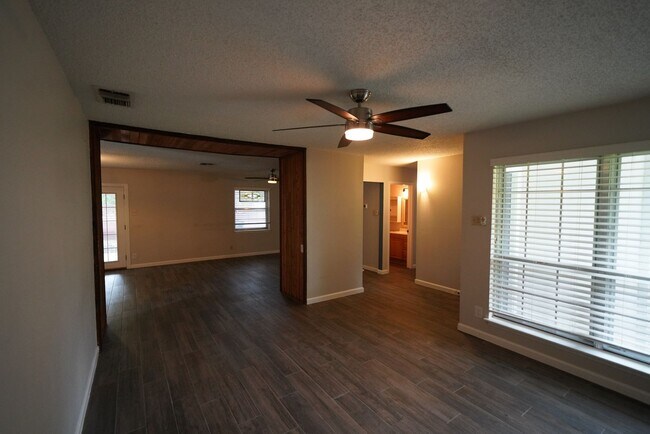 Building Photo - Updated home in established Schertz Neighb...
