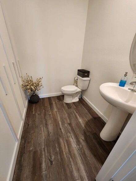 Downstairs Half Bath - 17020 Barnwood Pl