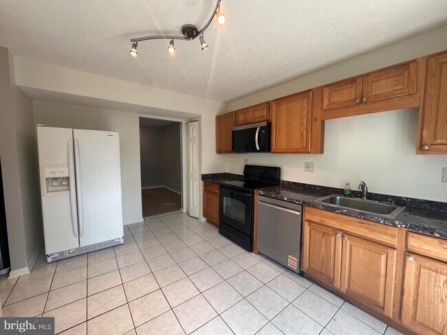 Building Photo - 7233 Mill Creek Ct
