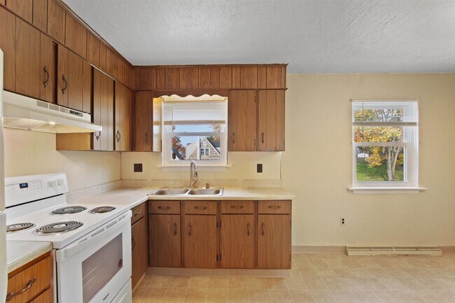 Building Photo - Bright 2BR Townhome in Dallastown School District!