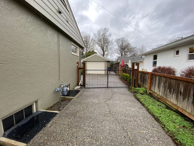 Building Photo - Charming 3-Bed, 2-Bath Gem with Fully Fenced Yard in Lynden