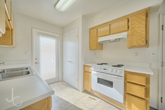 Building Photo - 1219