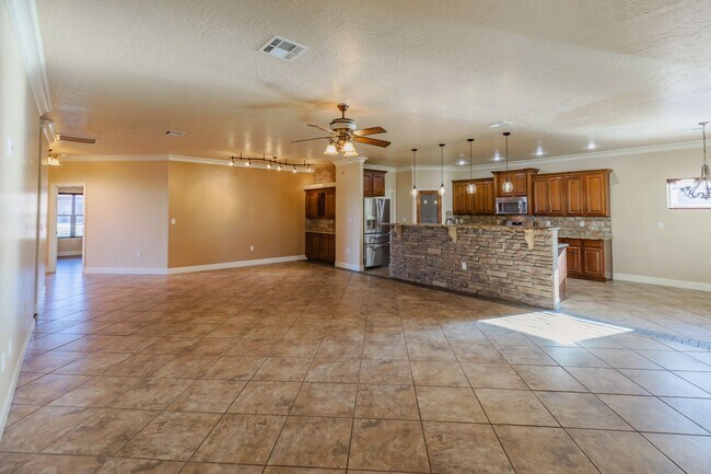 Building Photo - Spacious & Modern 4 Bedroom Home - 1 Pet A...