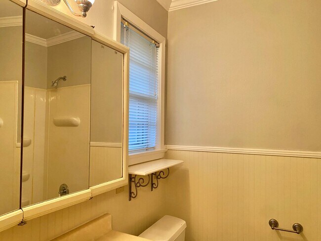 Building Photo - Charming 3 bed/2 bath home near Camellia B...
