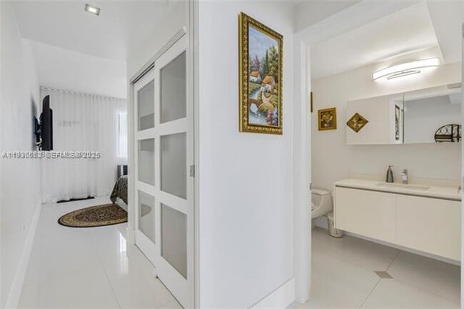 Building Photo - 600 NE 27th St