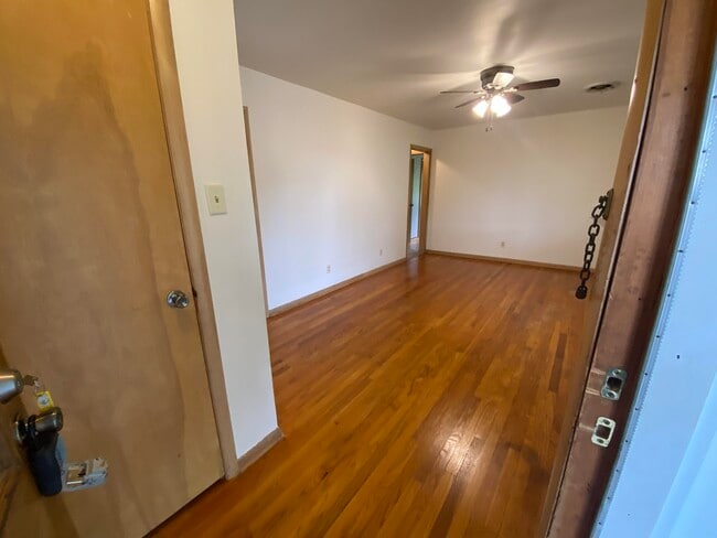 Building Photo - 3809 Southland Dr