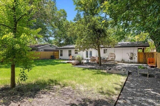 Building Photo - 1606 Sweetbriar Ave