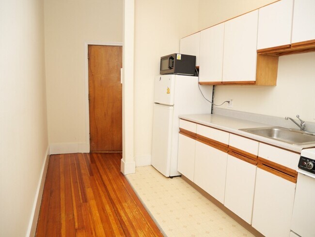 Building Photo - 1382 Beacon St